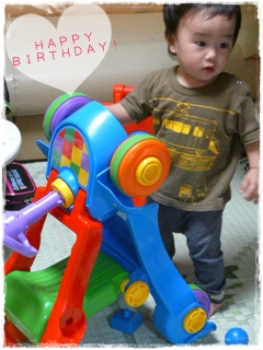 １歳のお誕生日、はじめてのロウソクふぅー。