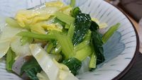 野菜を湯でて夜ごはん、メインの餃子はカラスに食べられました。 2015/03/05 20:30:03