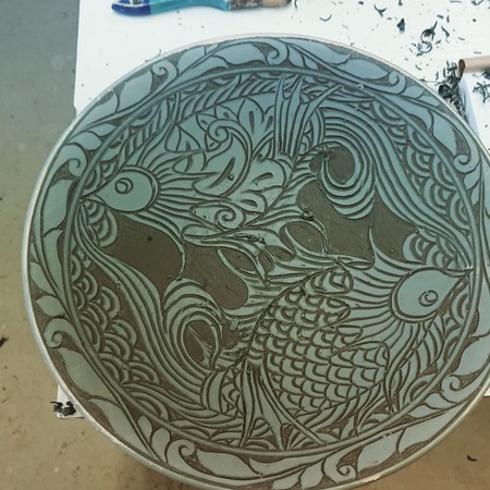 魚紋線彫り掻き落とし │ 金城陶器 秀陶房
