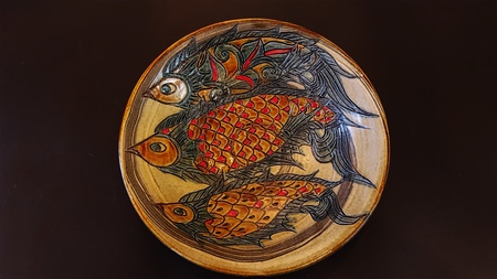 作陶展へ向けて、魚紋線彫り尺皿の紹介 │ 金城陶器 秀陶房