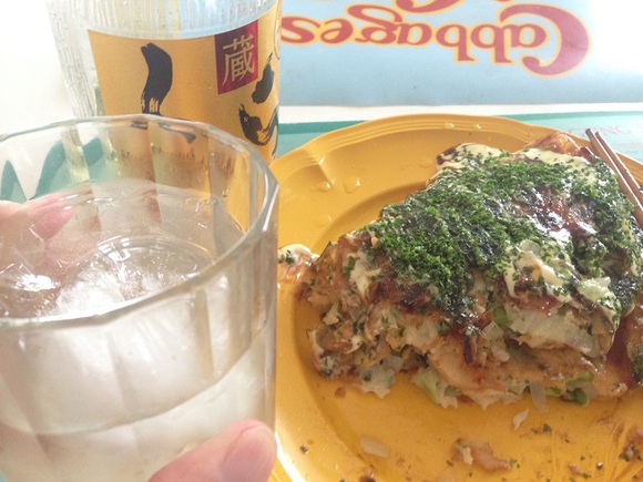 三年熟成古酒100%くらプレミアムゴールドにお好み焼き・焼きそば