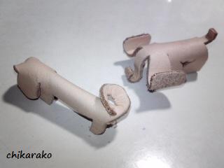 革のゾウとイヌ ♪