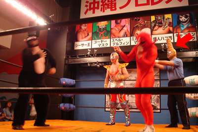 沖縄プロレスのレフリー