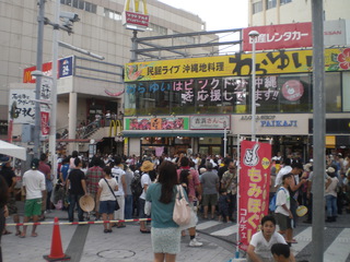 歩行者天国の国際通りの賑わい
