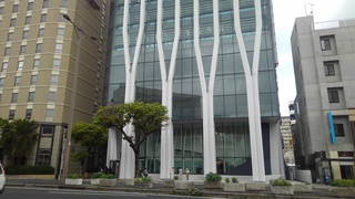 旧KDD那覇ビルへ新通信センタービルが完成