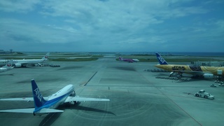連休・29日、30日の那覇空港にて