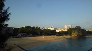 早朝の波の上橋を散策する