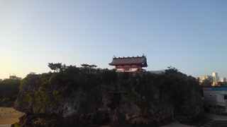 早朝の波の上橋を散策する