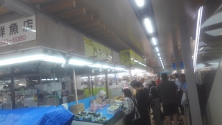 賑わっている新公設市場と国際通り