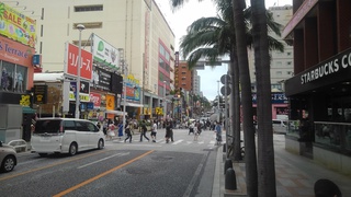 賑わっている新公設市場と国際通り