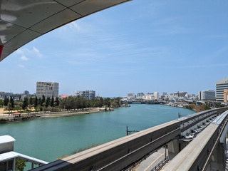 ８月10日から初の3両車両ゆいレールが走る