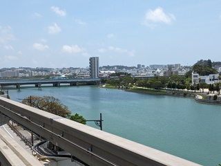 ８月10日から初の3両車両ゆいレールが走る