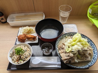 最近人気が出ている骨汁を紹介する