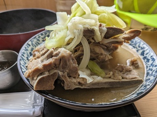 最近人気が出ている骨汁を紹介する