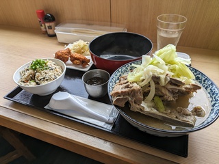 最近人気が出ている骨汁を紹介する