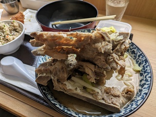 最近人気が出ている骨汁を紹介する