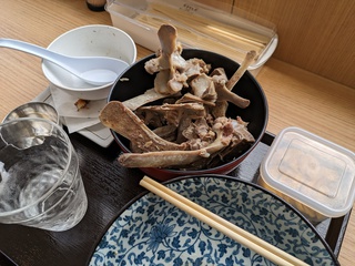 最近人気が出ている骨汁を紹介する