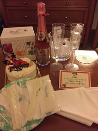 クリスマスケーキとシャンパン