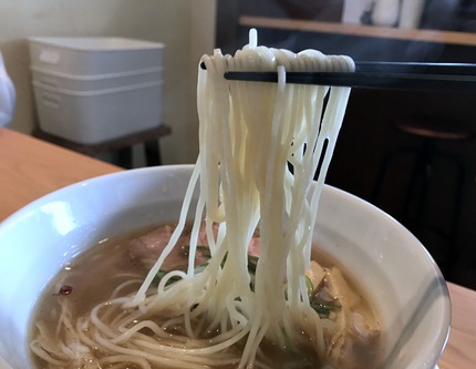 行列のできる人気のラーメン屋さんに行ってきました♪　～ラーメン志のわ～