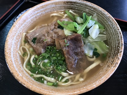 白と緑の麺のコラボ！　よもひらそば　～守礼そば～