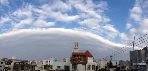 UFO!?みたいな雲が那覇市の上空に突然出現！って慌てることもないか。