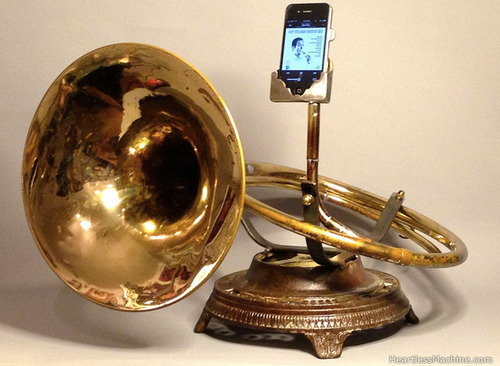 こりゃあ目から鱗の発想だ！見た目だけでなく素直にスマホの音が良くなっちゃうんだから！
