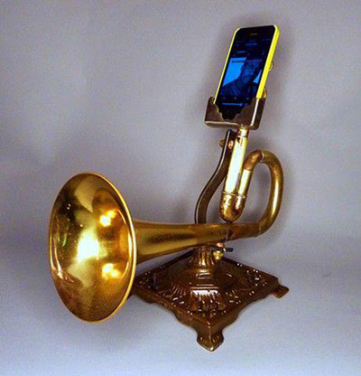 こりゃあ目から鱗の発想だ！見た目だけでなく素直にスマホの音が良くなっちゃうんだから！