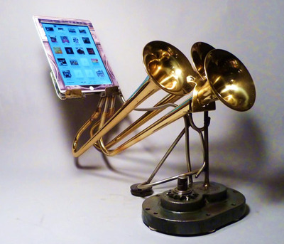 こりゃあ目から鱗の発想だ！見た目だけでなく素直にスマホの音が良くなっちゃうんだから！