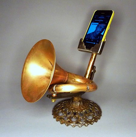 こりゃあ目から鱗の発想だ！見た目だけでなく素直にスマホの音が良くなっちゃうんだから！