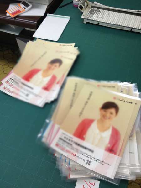 【本日のお仕事】記念集合写真のラミネートは減ってきましたが、それでも他のお仕事をどんどんいただいてます！