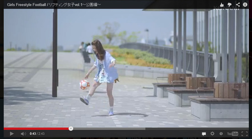 「サッカーに首ったけ」というサイトに出ているリフティング少女に首ったけ！