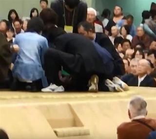大相撲春巡業の例の騒動で、その場所にいたらどうしたら良かったか考える。