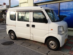先週、軽い気持で言ってしまった社用車ラッピングの件。