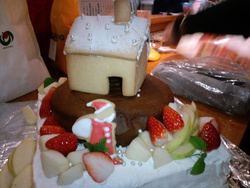 読み聴かせ忘年会のケーキです〜。