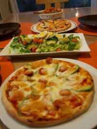 ピザとペンネパスタで夕ご飯♪おまけにバゲッド焼きました〜♪ 2013/05/09 20:29:34