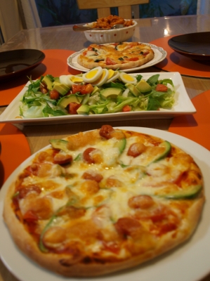 ピザとペンネパスタで夕ご飯♪おまけにバゲッド焼きました〜♪