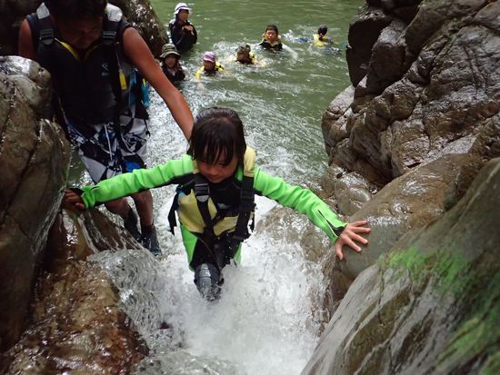 ８月まだ空きがあります。お客様の声　沖縄自然体験やんばる滝リバートレッキング沢登りコース2017.7.31