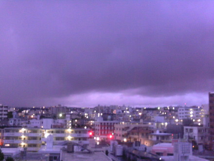 今朝は東の空が真っ黒　雨降るな～