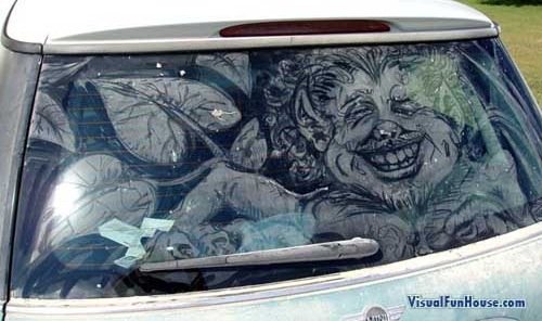 ドロだらけの車のガラスに描かれたステキなアート作品