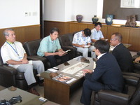 安里会頭　マスコミ表敬　 2009/08/25 17:17:53