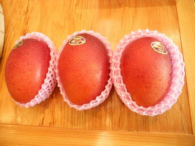 沖縄のマンゴーとパイナップル。