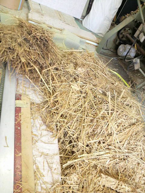 圧縮された・・・藁