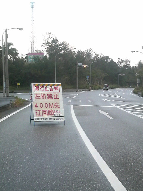 旧道に曲がるレンタカー