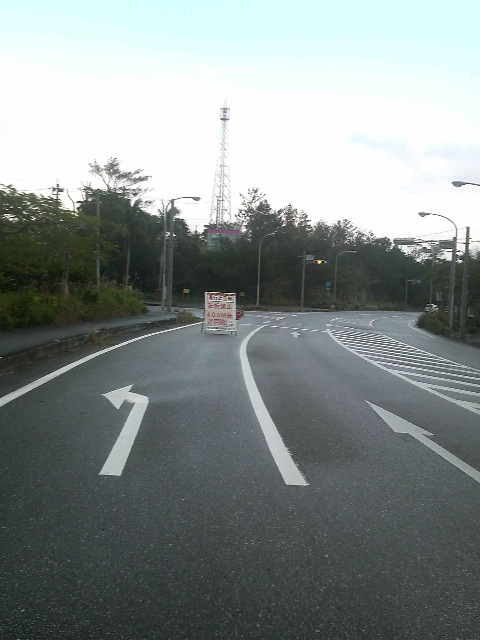 旧道に曲がるレンタカー