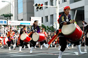 那覇祭りパレードでサンバパレード！