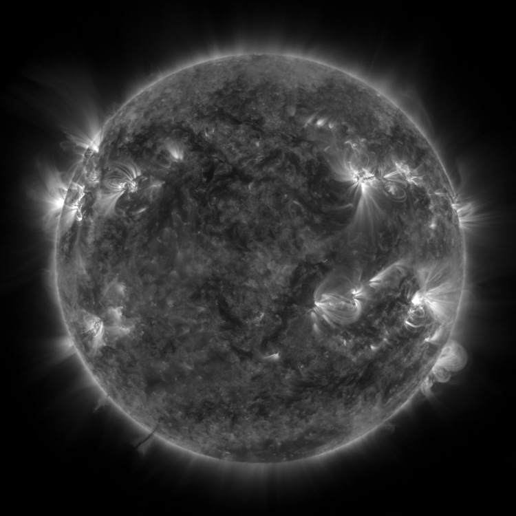 陰謀論ではないけどもこういう動画や画像もおもしろいね。太陽に現れる巨大UFOが！
