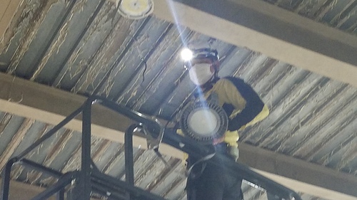 ヒーロー様 工場内天井LED故障修理で調査！弊社は電気工事も承ります！