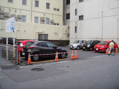 正面玄関前、駐車場