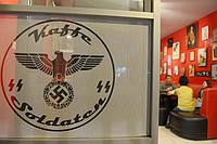 ナチス礼賛はダメ、でも共産主義礼賛はOK・・・???