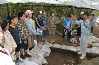 野底小、古墓発掘現場見学 2014/03/21 22:00:00